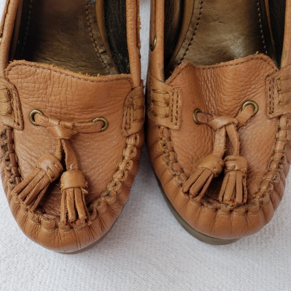 Cute tan  loafer heels size 6 1/2 - Picture 6 of 6